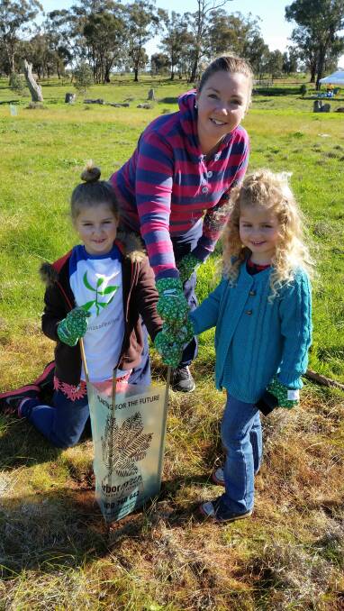 Dig the Fun: Laura Black with Charlie and Lilly enjoying the outdoors and making a difference on NTD 2016. Go to treeday.planetark.org to register.