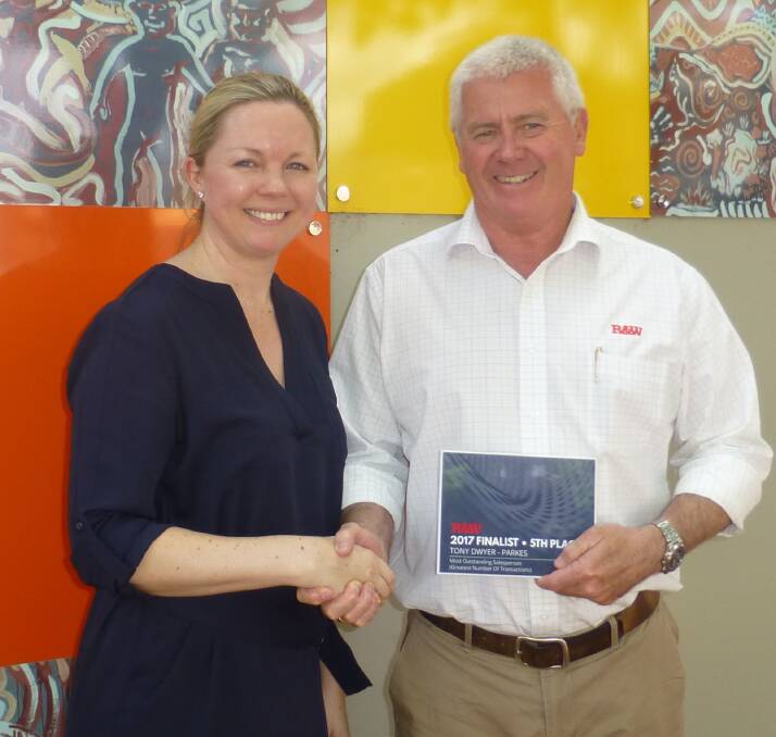 Amanda Ward presenting Tony Dwyer with his award as a finalist in Australia for Most Outstanding Salesperson – Greatest Number Of Transactions. 