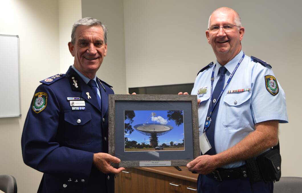 Police commissioner Andrew Scipione with Superintendent Chris Taylor and a photograph of the Dish.