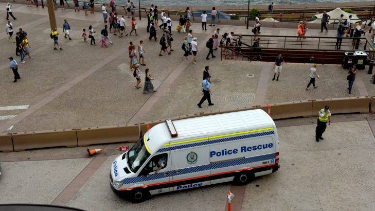 Police keep people away from the Sydney Opera House during last week's evacuation. Photo: Steven Siewert