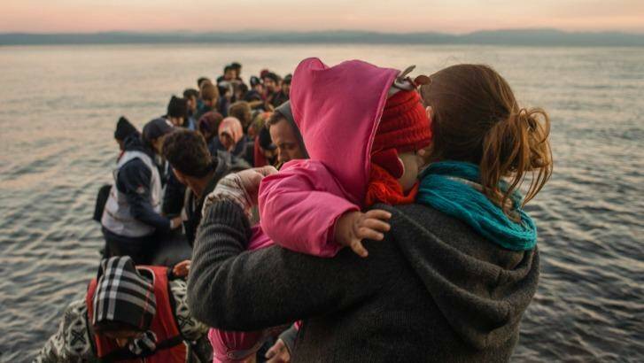Extra intake triggers government decision: A dinghy arrives in Greece with more than 60 Syrian refugees, most of them children.  Photo: Pedro Armestre/Save the Children