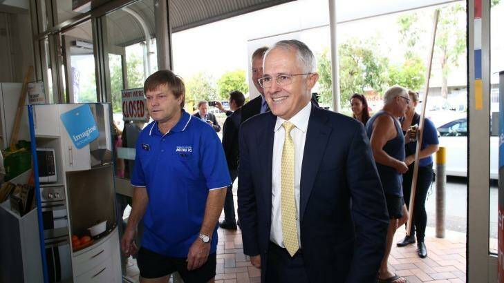 Mr Turnbull visits a Mitre 10. Photo: Andrew Meares