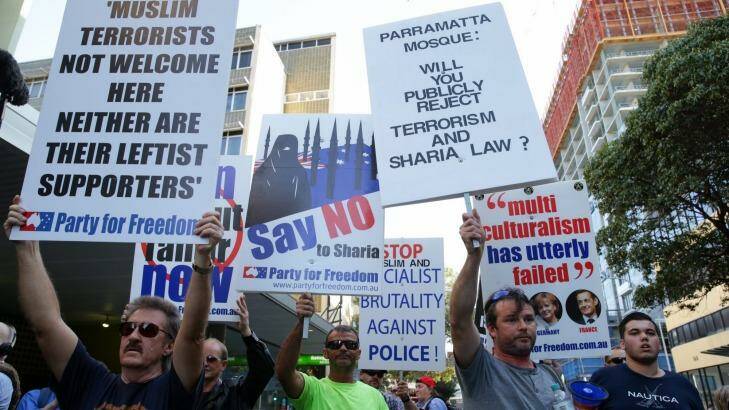 Anti-Islamic protesters approach police in front of Parramatta Mosque.  Photo: Wolter Peeters