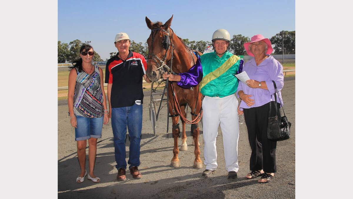 Koloura Gold made it three wins in succession at Parkes in the Ag & Vet Pace at Sunday's Trundle Community meeting. He is pictured with, from left - Sarah Wright (sponsor), Geoff Cole (Parkes HRC President), Bruce McKinnon and his wife Margaret.
Photo courtesy of Coffee Photography - Dubbo