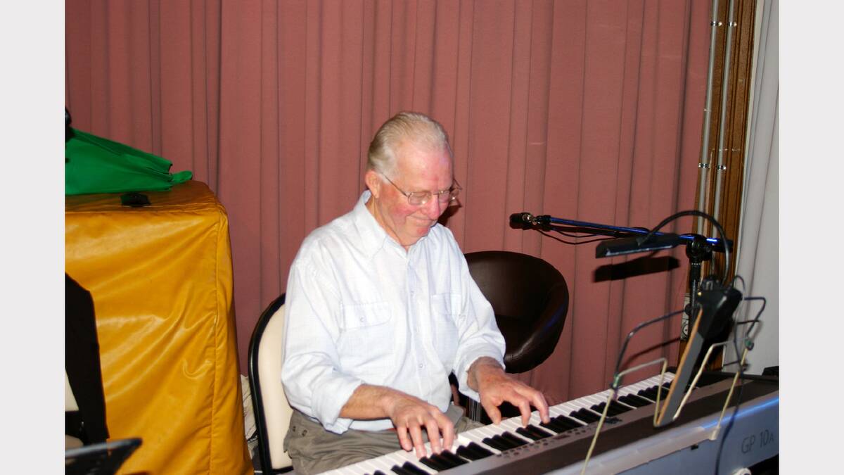 South Coast CMA member, Bill Yates was  part of the backing band in Parkes.