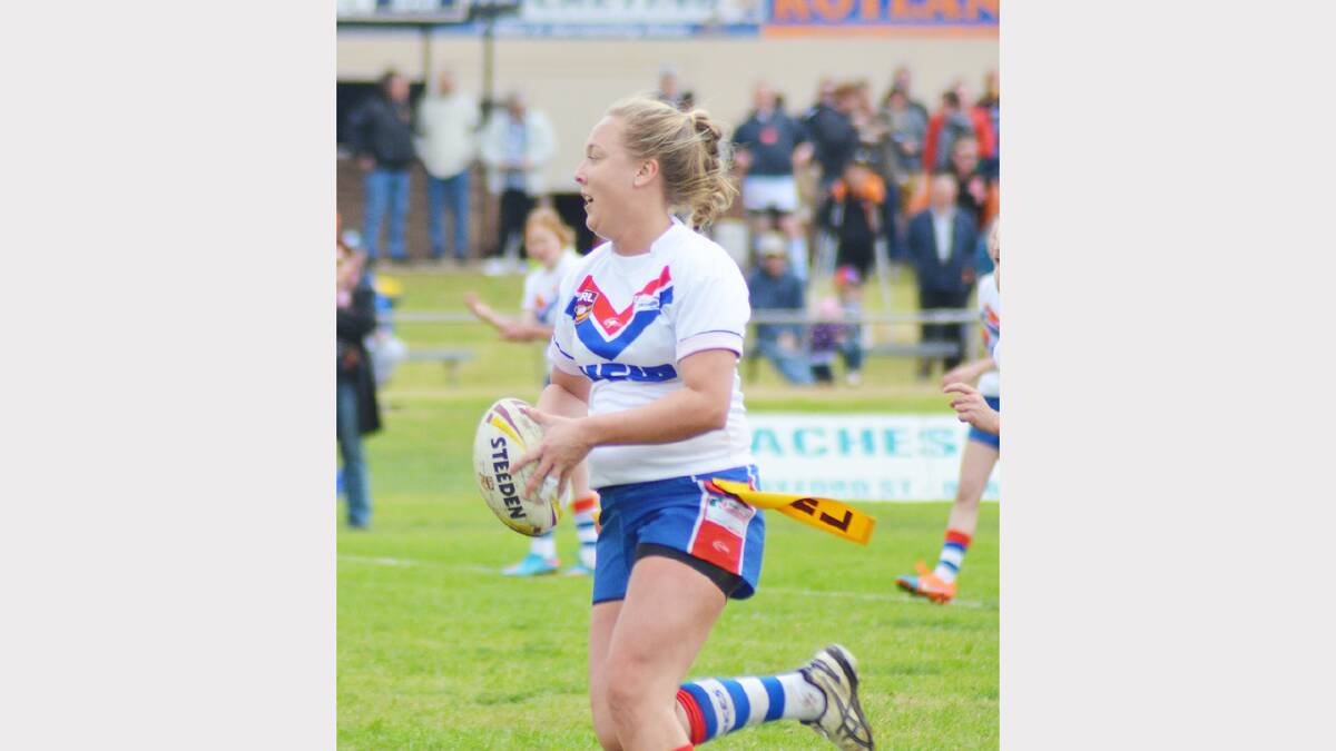 PICTURED: Hannah Kelly on her way to scoring the match-winning try for the Parkes Sapce Cats.

Photo: Michael Bushell