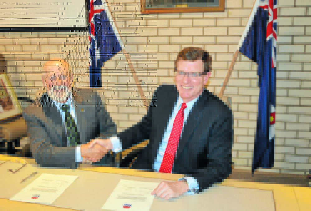 Parkes Mayor Ken Keith and local state Member for Orange, Andrew Gee sign off on the major sewerage and water treatment works funding arrangement.   