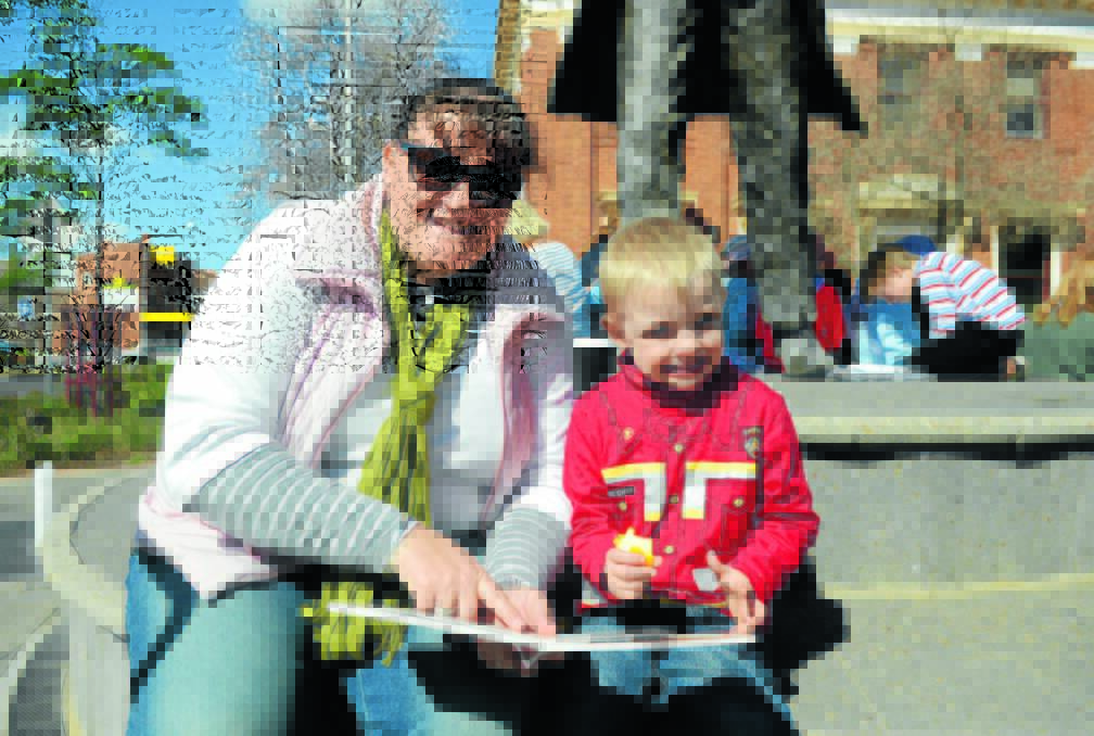 There was a wonderful response to the Parkes Reading Hour held in The Square at the Sir Henry Parkes statue.
