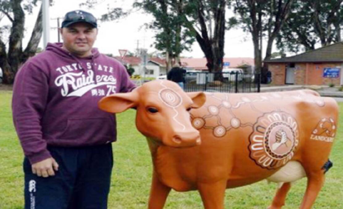Parkes artist, Glenn Sloane with his creation, Geraldine the Landcare cow.