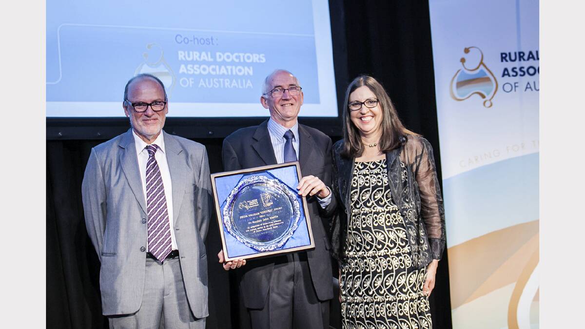 President of the Australian College of Rural and Remote Medicine, Associate Prof Lucie Walters and local doctor, Stephen Morris with his prestigious Cohuna award. 