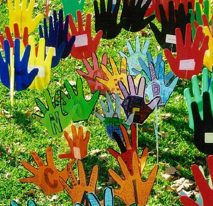 The Lachlan Reconciliation Group will create a "Sea of Hands" in the colours of the Aboriginal and Torres Strait Islander flags at the Parkes Visitor Information Centre. 