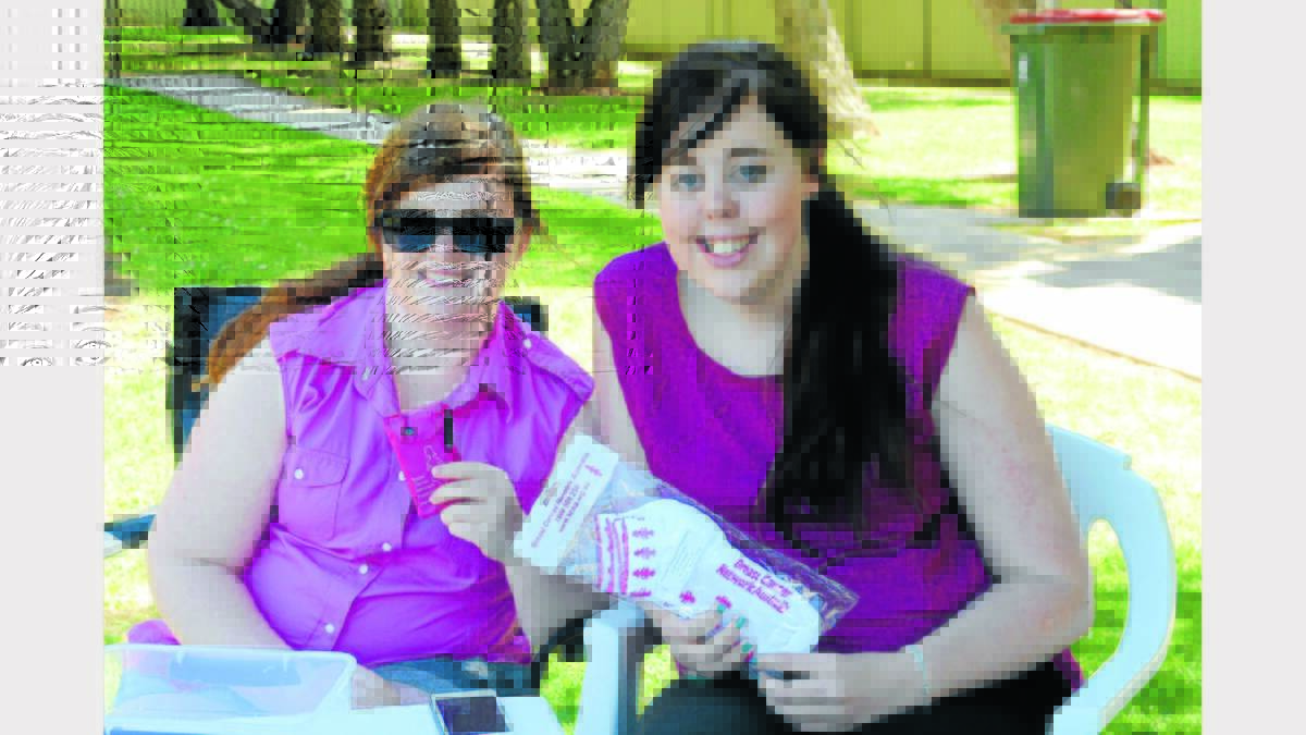 Tarlia Egan and Jessica Behan helped out at the Mini Field of Women Event. Photos: Renee Powell 