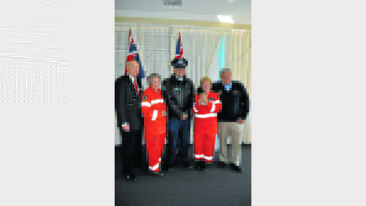 Mayor Des Manwarring, Lachlan Shire Council; Heather Canon – SES (National Medal for 15 years of service); Probationary Constable David Donnelly (Affirmation of Office); Judy Price – SES (1st Clasp to National Medal for 25 years of service); and Kevin Read, Aboriginal Community Liaison Officer. Photos: Bill Jayet. 
