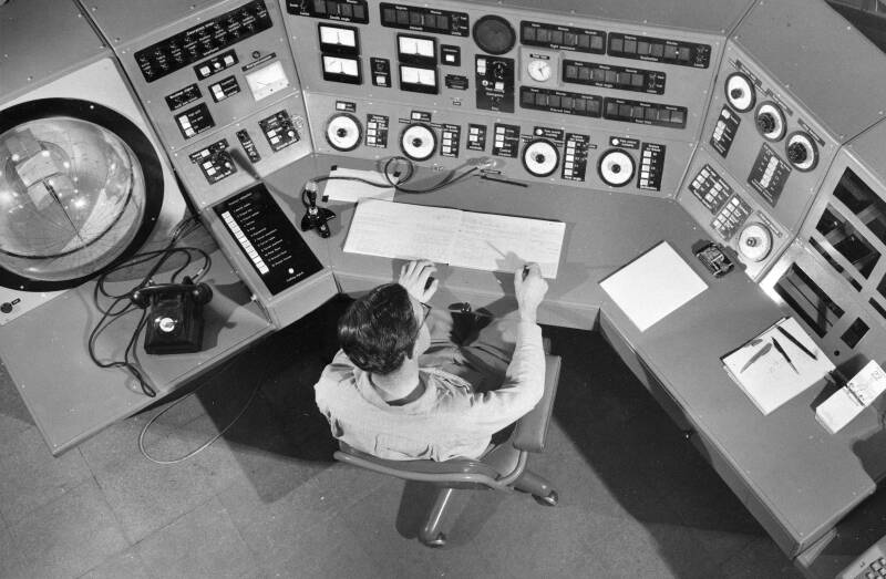 The journey to the Parkes Radio Telescope (pictured is the control room in 1962) all began with an experiment into Radiophysics.