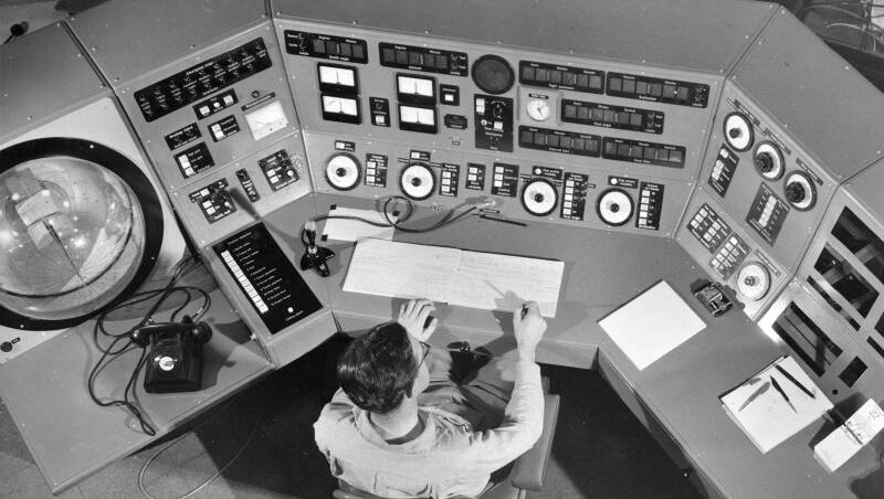 The original control desk in 1962. Photo: CSIRO Archives.