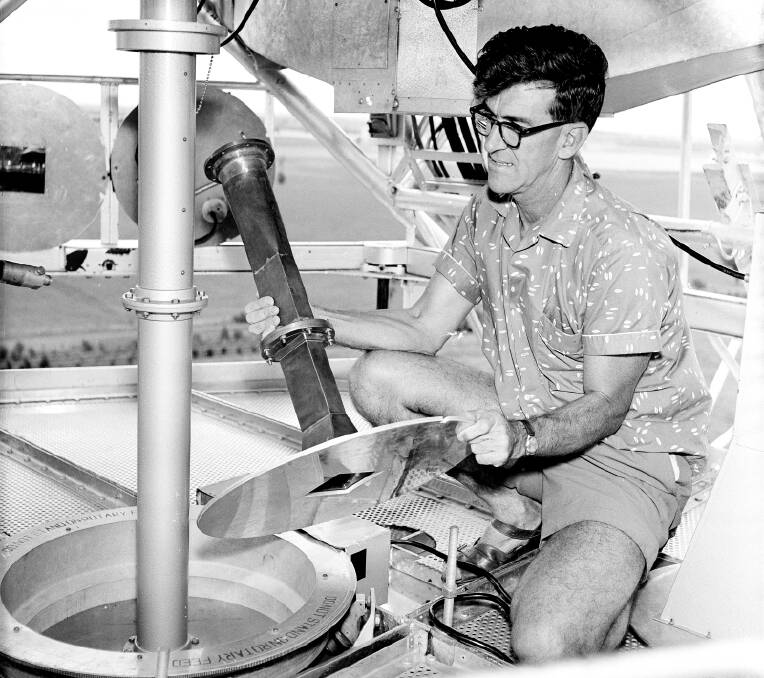 The 11cm receiver with Brian Cooper in 1963. Times have changed! Photo: CSIRO Archives.