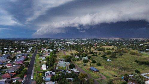 UNDER THE WEATHER: A ominous looking storm rolls into Parkes on January 6. Photo: JESSIE COOKE.