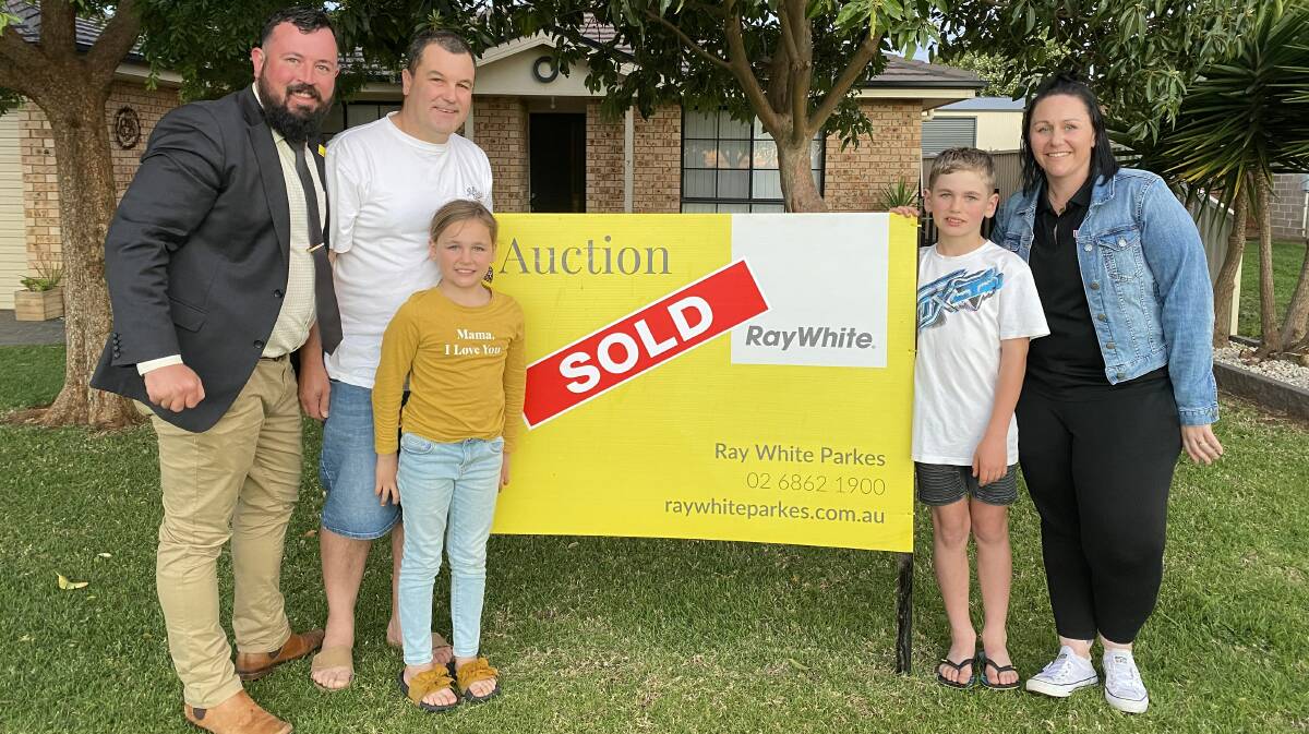 SOLD: Nick Kelly from Ray White Parkes | Forbes | Condobolin pictured with Craig and Nat Kelly and their kids. Photo: SUPPLIED.