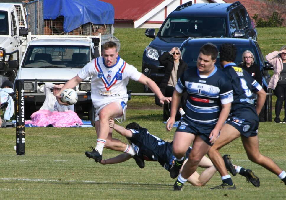 CLEAN SET OF HEELS: Toby Miller tries to evade a tackle for the Spacemen U18's. Photo: Jenny Kingham. 