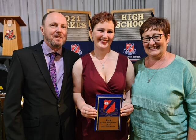 BIG ACADEMIC ACHIEVEMENT: Elizabeth Hoyle with mother Arlene Cassel and father Simon Hoyle. Elizabeth was announced as the 2021 Parkes High School year 12 dux. Congratulations to our school leavers. Photo: SUPPLIED.