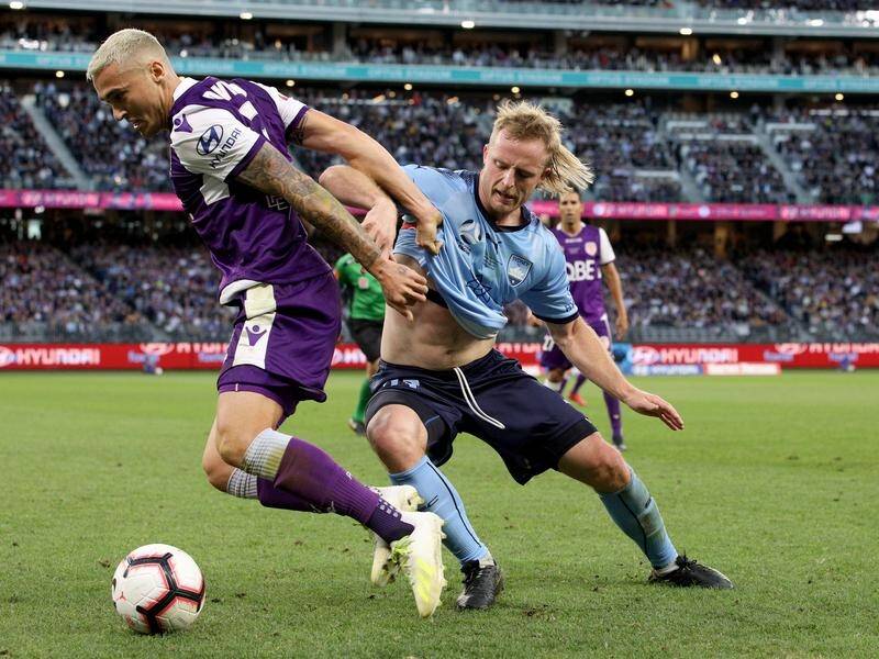 Sydney FC penalty hero Rhyan Grant (r) had a real battle with Glory's Jason Davidson in the final.