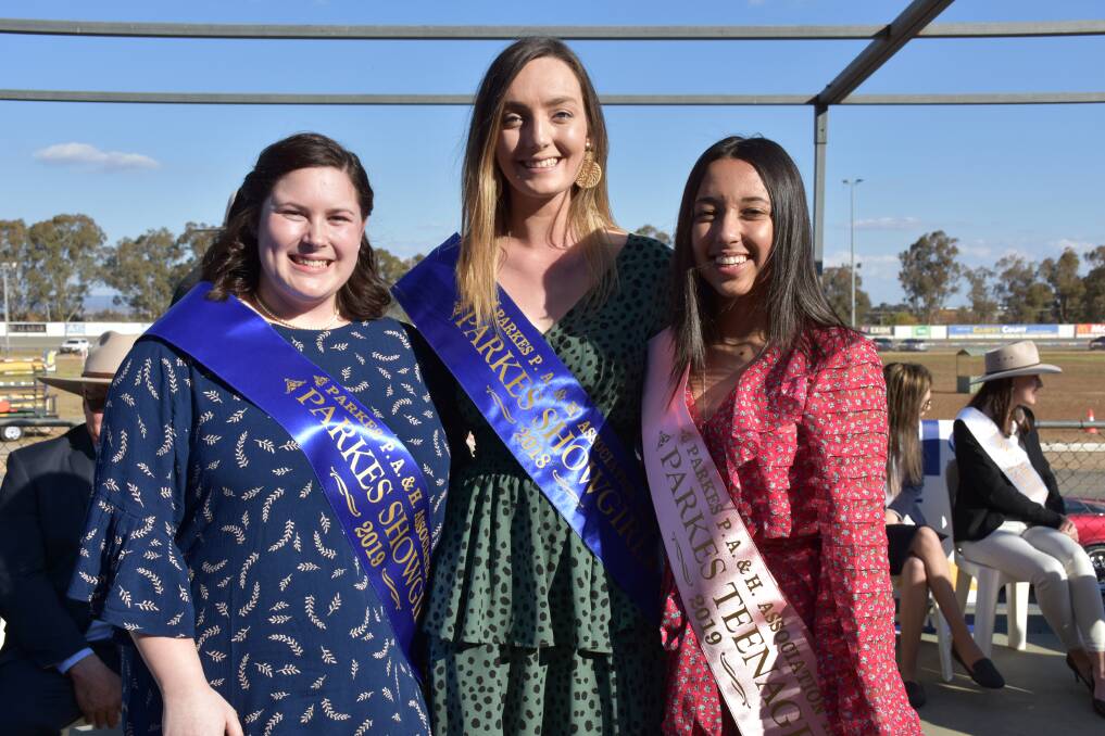 SHOWGIRLS: 2019 Parkes Showgirl Bec Auld (left) and 2019 Parkes Teenager Melaney Smede (right), who were sashed by last year's Showgirl Amelia Tanswell. Photo: Barbara Reeves