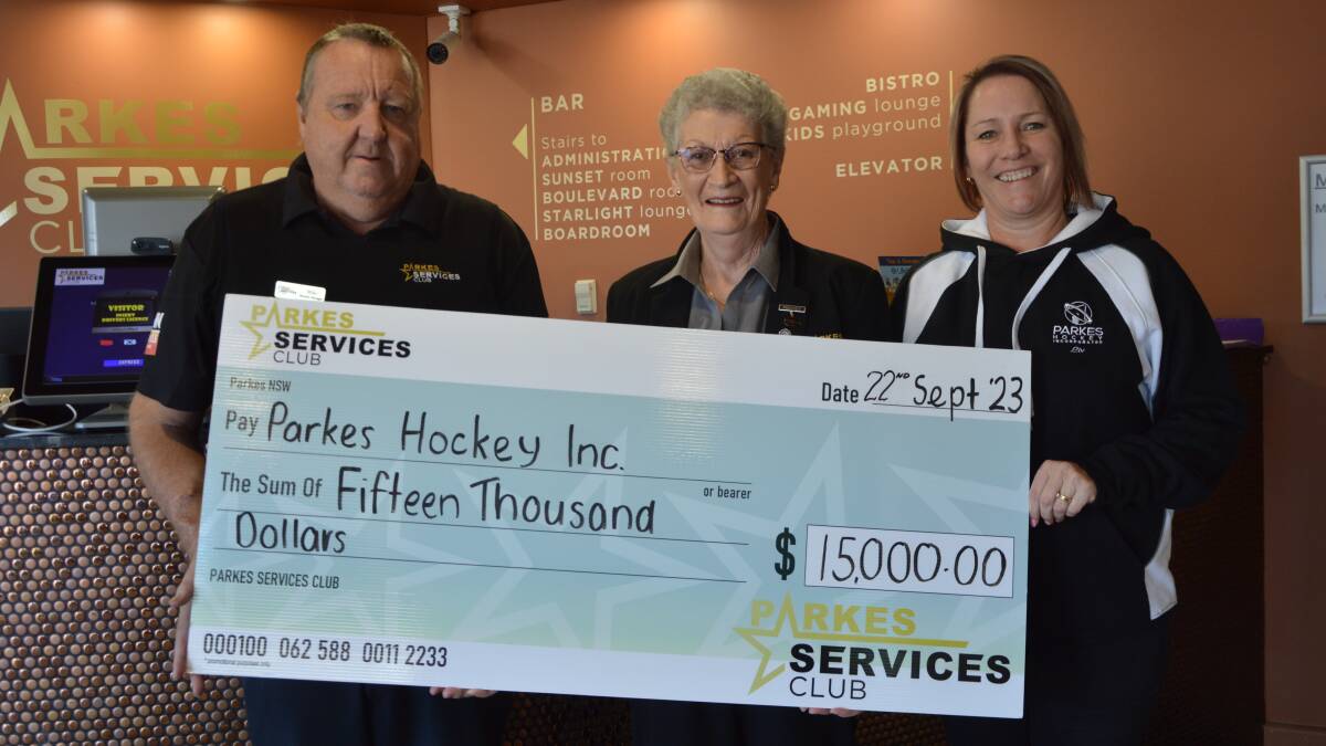 Parkes Services Club general manager Mike Phillips and president Dorothy Charlton presented Parkes Hockey treasurer Tracey Chambers $15,000 that will support local hockey players. Photo by Christine Little