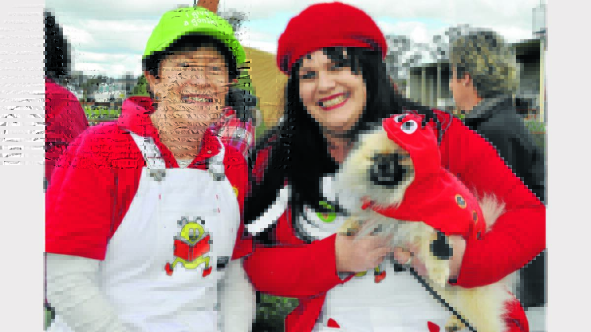 Paint the Town REaDers Maria George, Tara Lifewood and Toy Pomeranian Chewius Maximus supported the Reading Bug at the Peak Hill Show. 